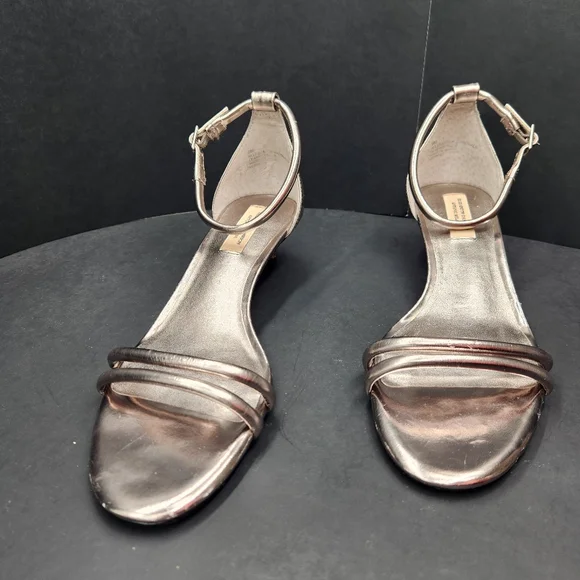 Antonio Melani Elizabeth Damrich Dress Sandals 9 Silver Leather Padded New $150 Antonio Melani Elizabeth Damrich Dress Sandals 9 Silver Leather Padded New $150